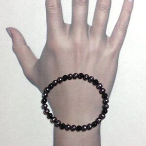 Black Freshwater Pearl and Faceted Onyx Agate Bead Stretch Bracelet.